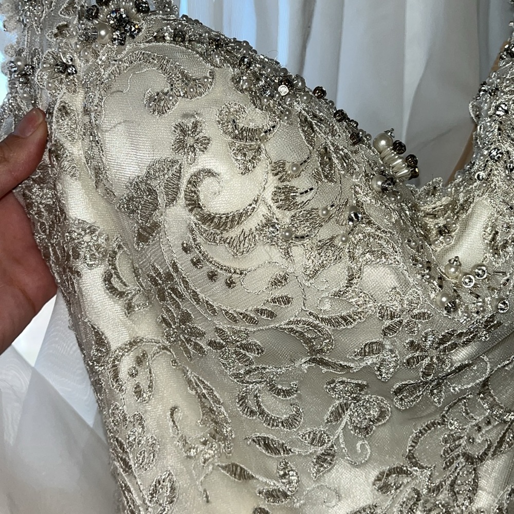 Wedding gown - Picture 4 of 9